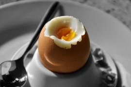 Egg whites or whole eggs? Which option is more reasonable for building muscle mass?